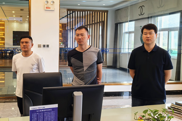 1755046538247148.jpg 李縣長(zhǎng)到羅平公司調(diào)研.jpg